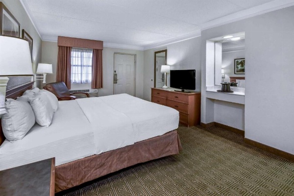 La Quinta Inn & Suites by Wyndham San Antonio I-35 N At Rittiman image 15