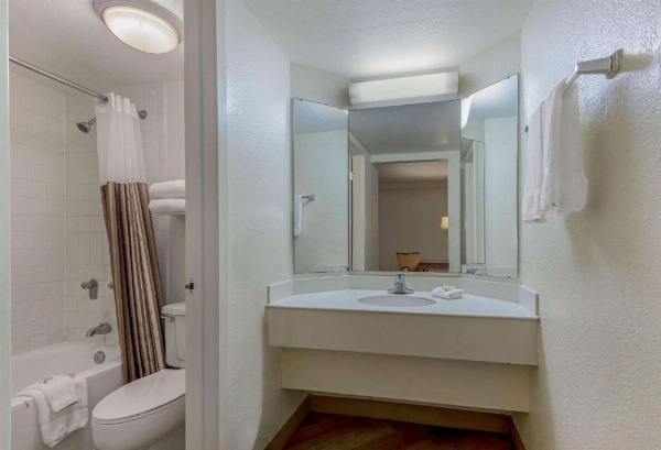 La Quinta Inn & Suites by Wyndham San Antonio I-35 N At Rittiman image 16