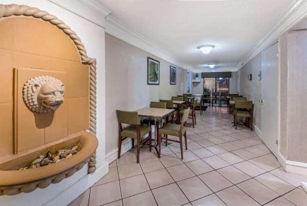 La Quinta Inn & Suites by Wyndham San Antonio I-35 N At Rittiman image 27